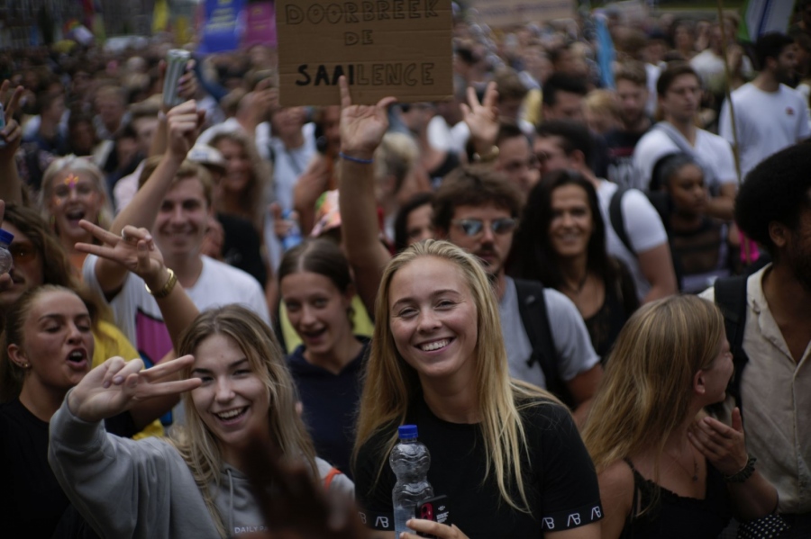 Десетки хиляди протестираха срещу COVID ограниченията в Нидерландия и Австрия